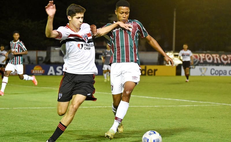 Palpites Copa do Brasil: troféu da competição sendo levantado.